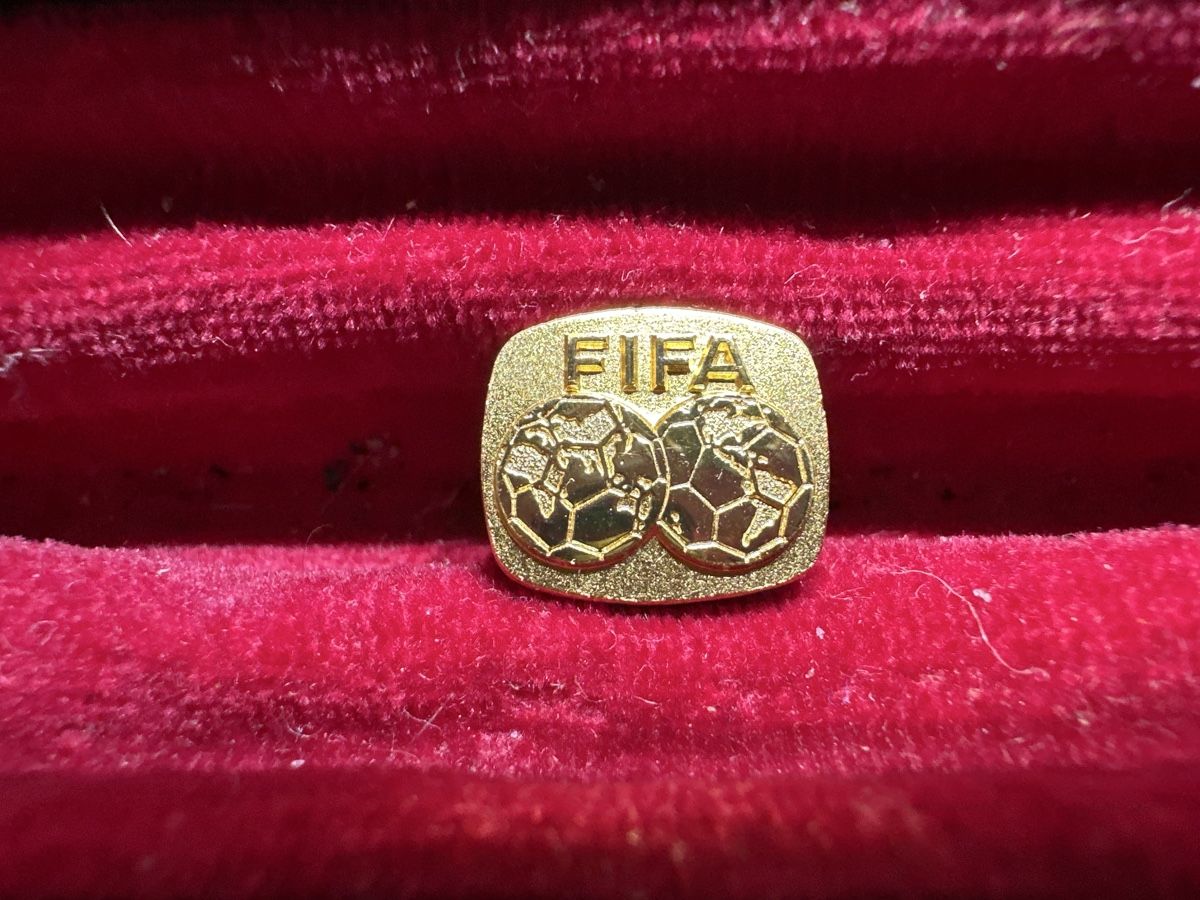 Fifa Placchette & Badge: FIFA Pin Huguenin – Usato da Frauenfeld venduto da Jose_luis