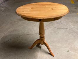 Ovaler Holztisch mit Dreibeinfuss und 1 Schublade