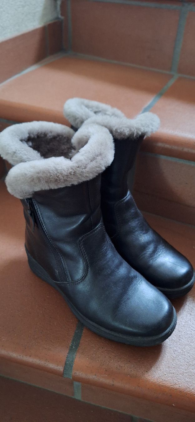 Scarpe da donna: Schwarze Winterstiefel mit Warmfutter, Grösse 36 - Top! – Usato da Männedorf venduto da Livingston