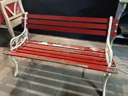 Gusseisen Gartenbank rot weiss mit Gebrauchsspuren