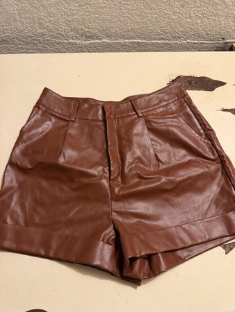 Kunstleder Shorts braun Grösse S neu