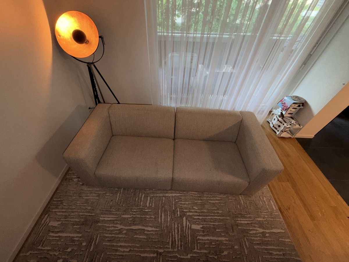 Livique Sofas: Gemütliches 2er Sofa, beige, neuwertig – Gebraucht aus Bern von Nairo 1