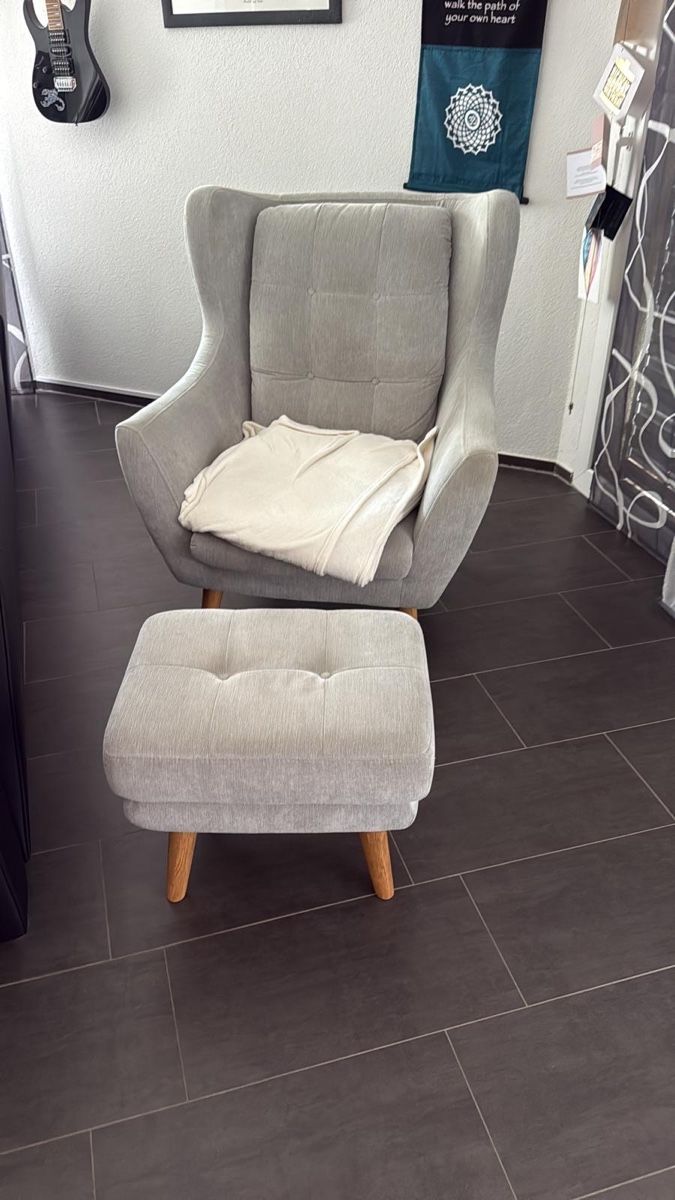 Fauteuils: Gemütlicher Sessel mit Hocker – D'occasion à Ganterschwil par CS-150