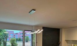 Moderne LED-Hängelampe, neu und originalverpackt