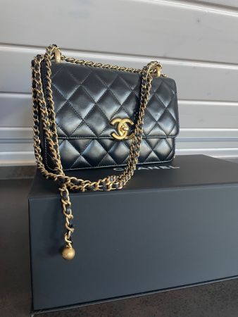 CHANEL Sac à rabat noir veau brillant & métal doré 2026