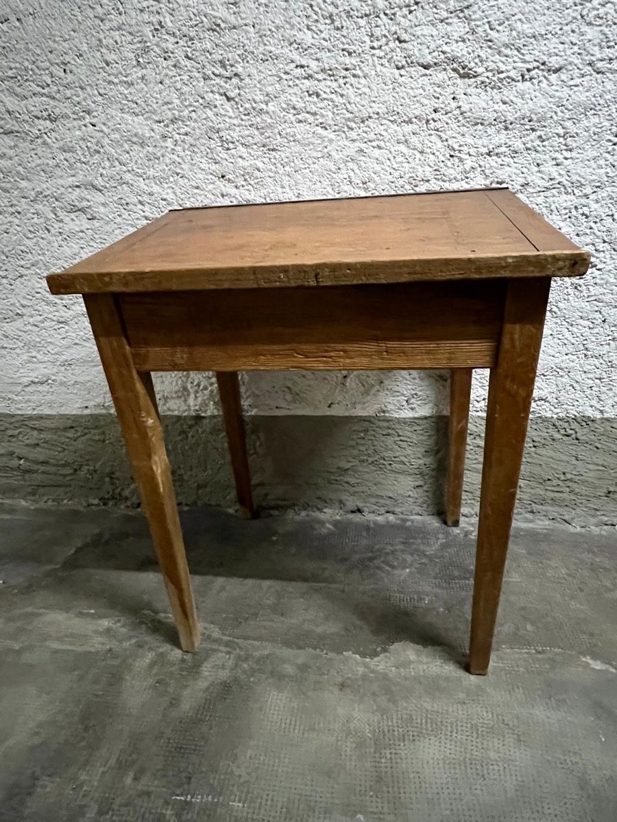 Scrivanie: Bureau d'écolier en bois vintage – Usato da Lausanne venduto da Balthaaaa