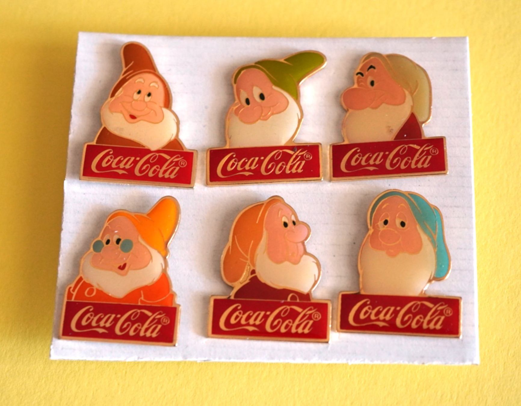 Coca-Cola Placchette & Badge: Pin CocaCola Zwerge – Usato da Worb venduto da worb01