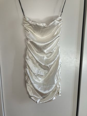 Robe bustier blanche satinée
