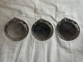 3 gleiche silberne Medaillen
