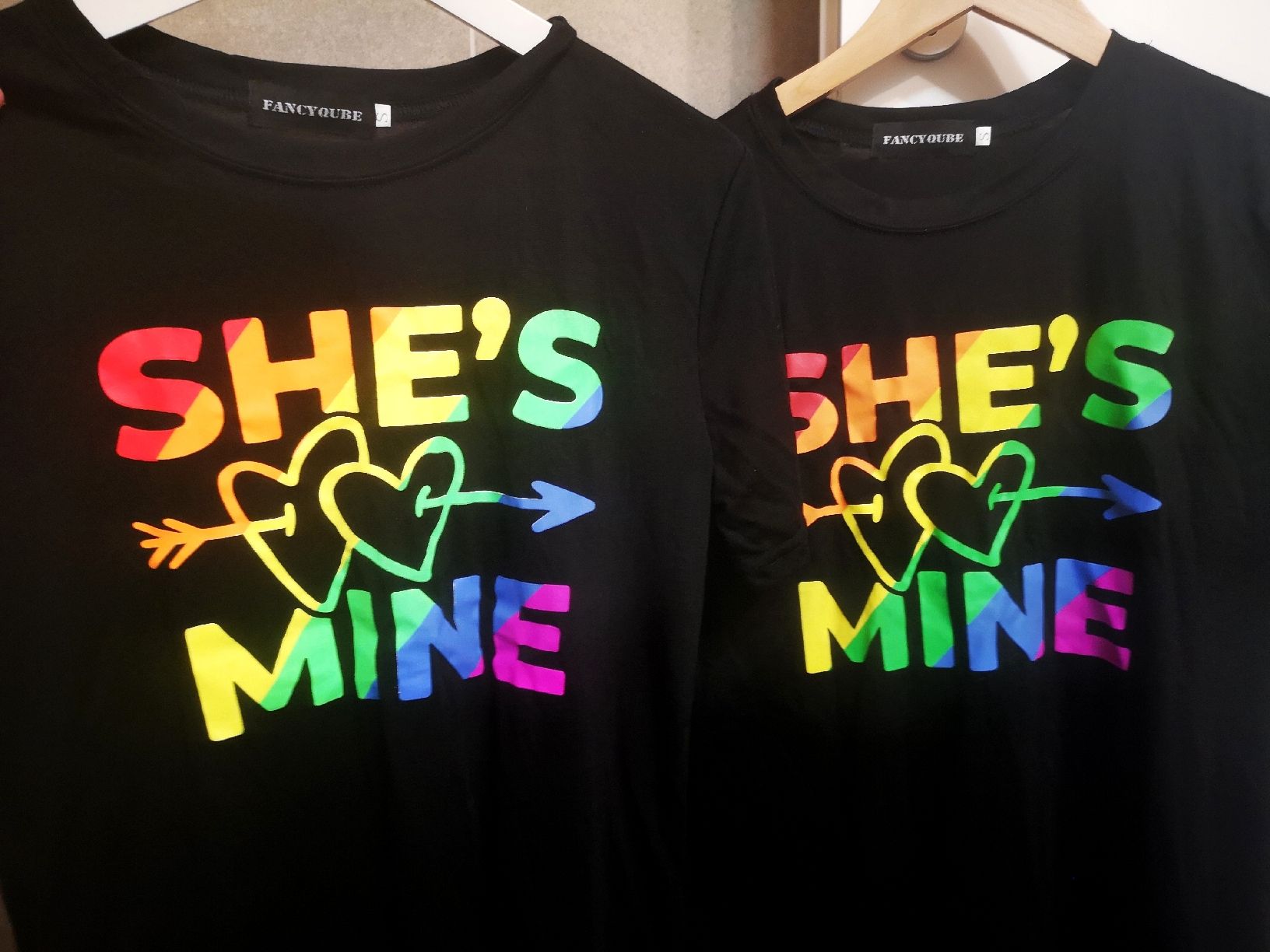 T-shirt: 2x T-shirt S Pride LGBTQ – Nuovo (secondo la descrizione) da Lostallo venduto da cha_lx5j