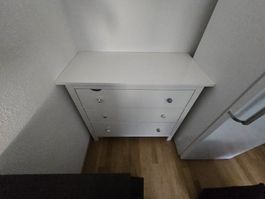 Kommode HEMNES Ikea mit verschiedenen Knöpfen.