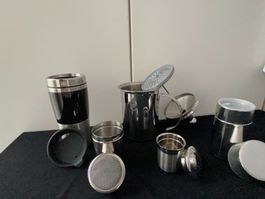 Set - Kaffeebecher, Dosen, Cappuccino Streuer, Milchschäumer