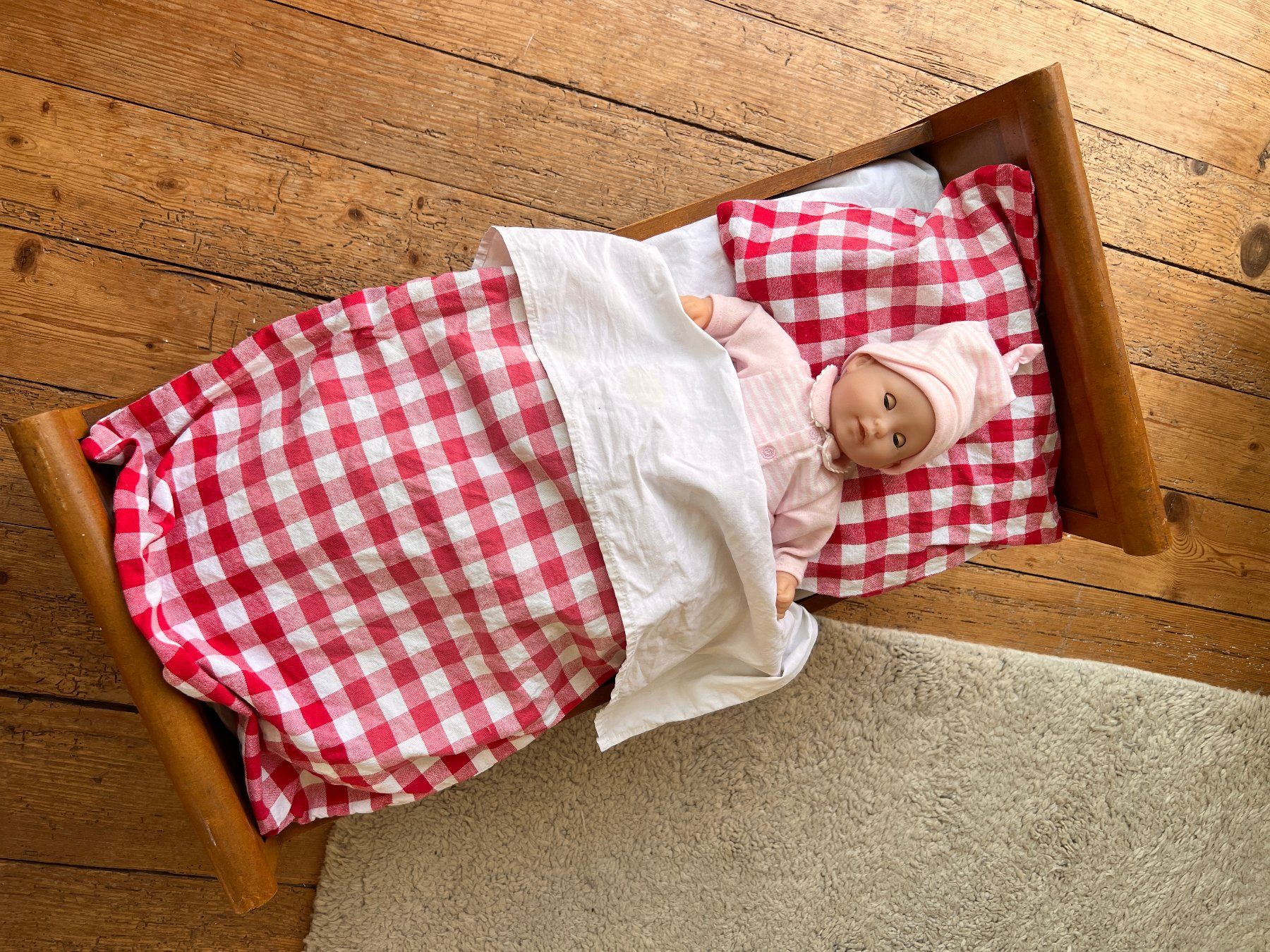 Spielzeuge: Puppenbett mit Puppe – Gebraucht aus Kreuzlingen von kek_1 2