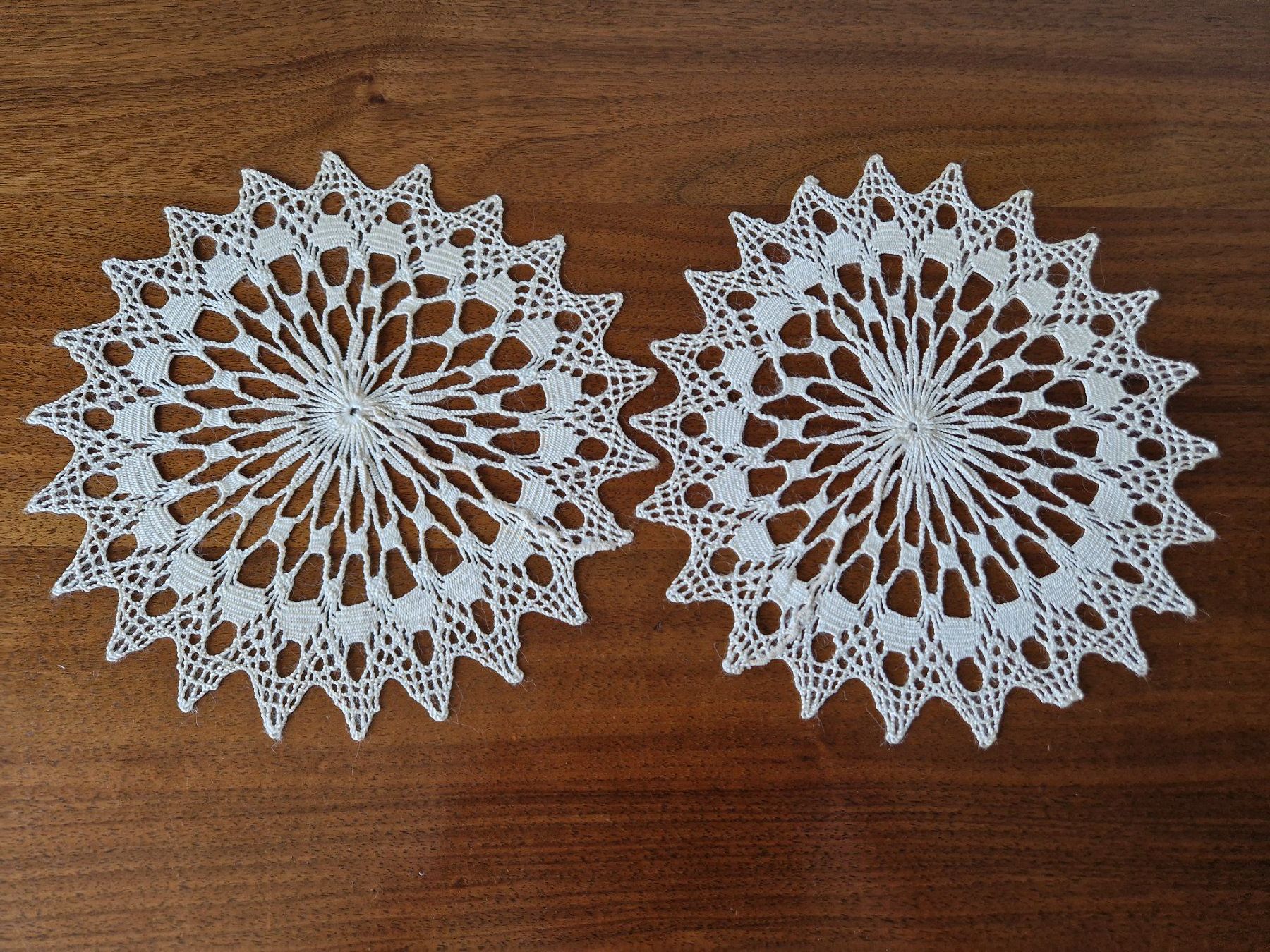 Autre linge de table: 2er Set gehäkelte Deckchen Dm. 21cm – Neuf (Voir description) à Bern par Antikbatik 1