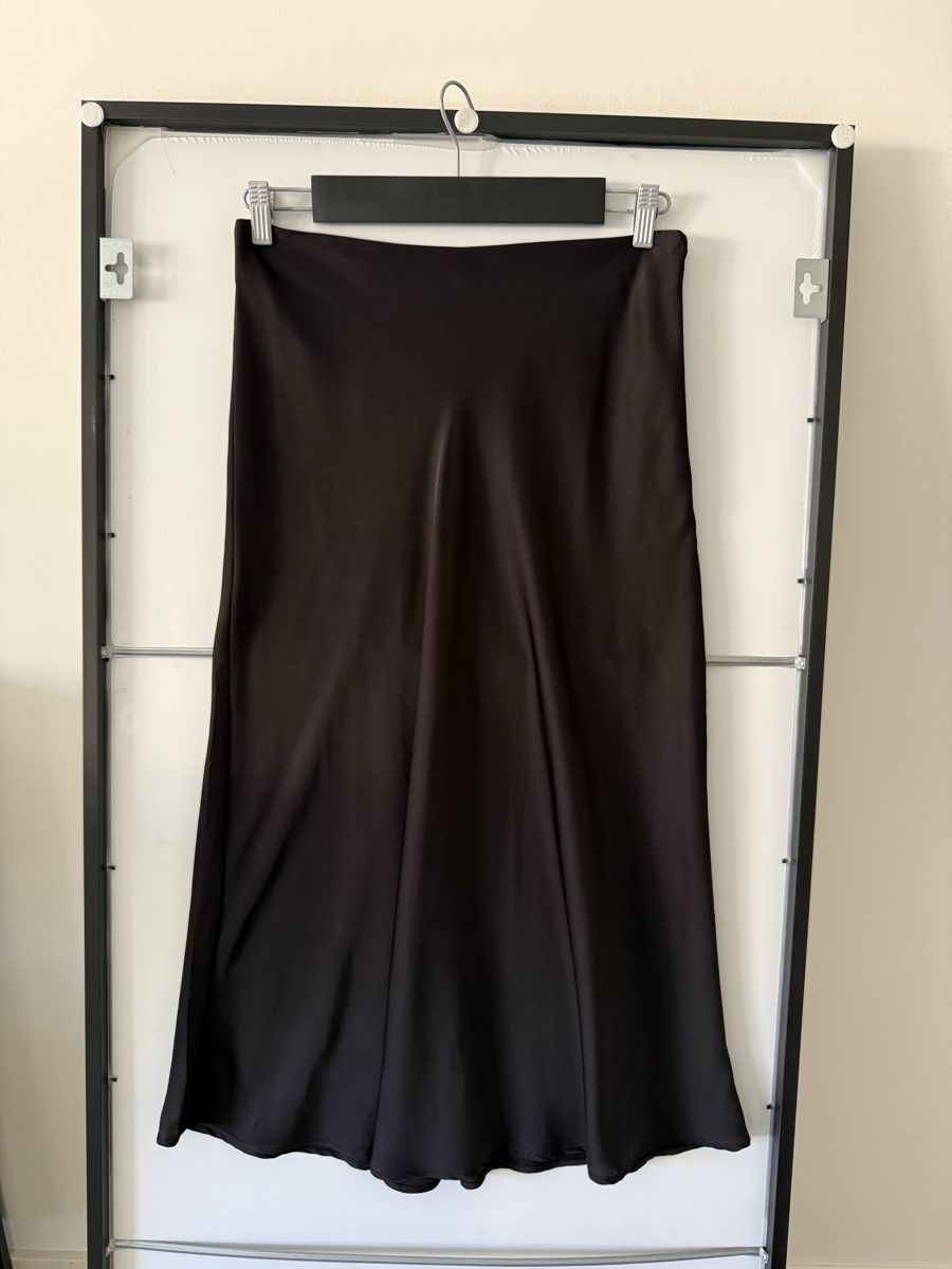 Monki Röcke: Monki Satin Rock schwarz Midi Grösse 40 – Gebraucht aus Lugano von rebecca.wardrobe