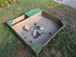 Sandkasten Holz 115 × 115 cm mit Sitzecken und Stauraum