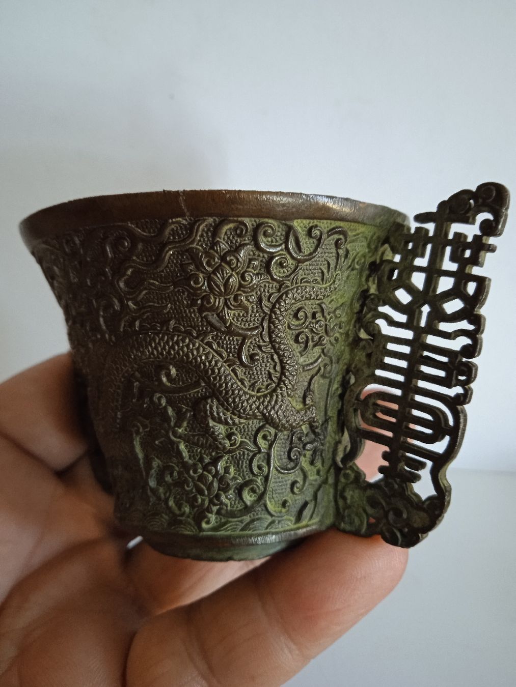 Vase & Récipients: Ein chinesischer Bronzebecher in Drachenform.  – D'occasion à Luzern par sse_hph5 1