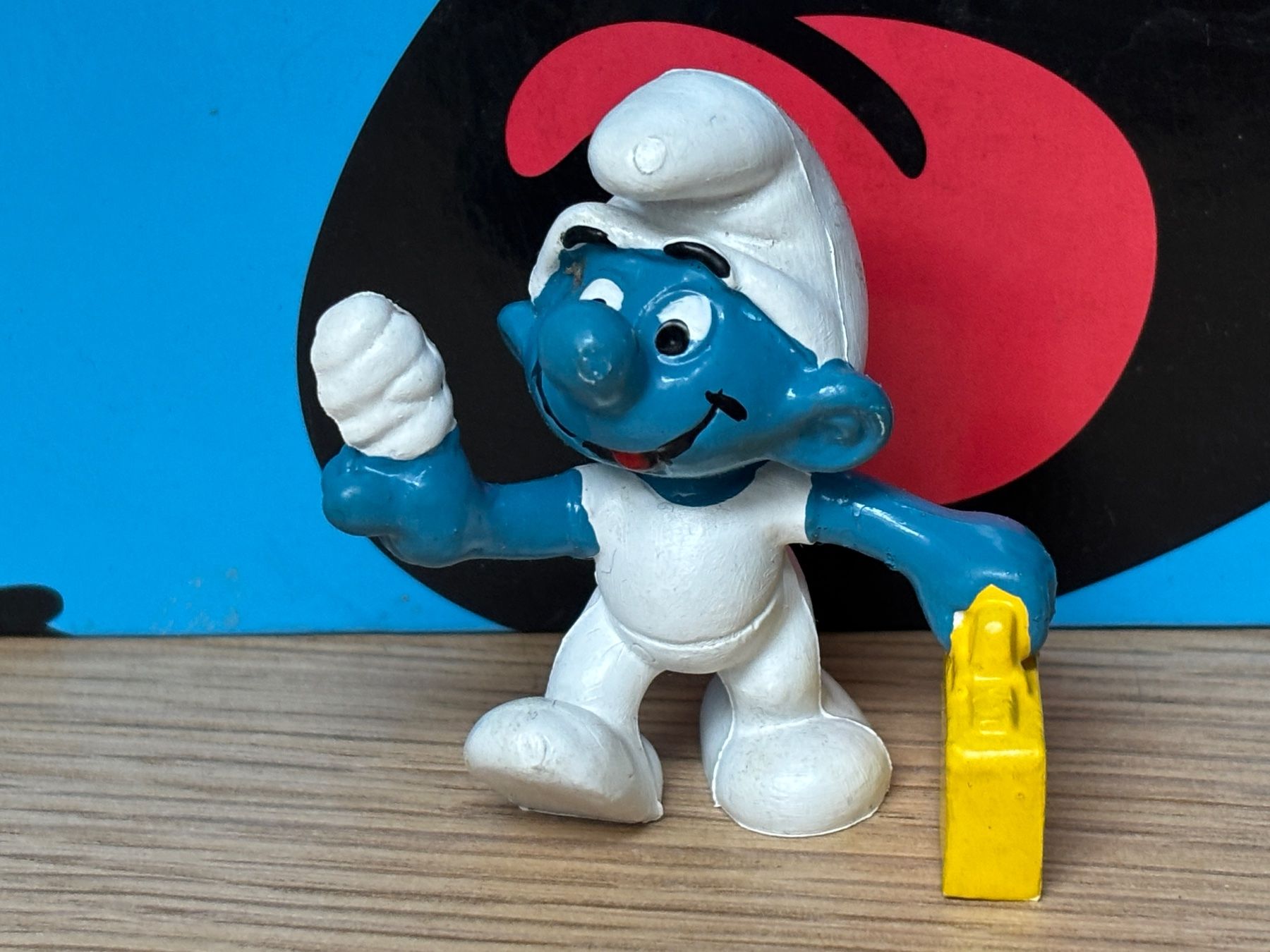 Schleich Figuren: Sanitäter-Schlumpf mit gelbem Koffer – Gebraucht aus Lyss von Duckszone
