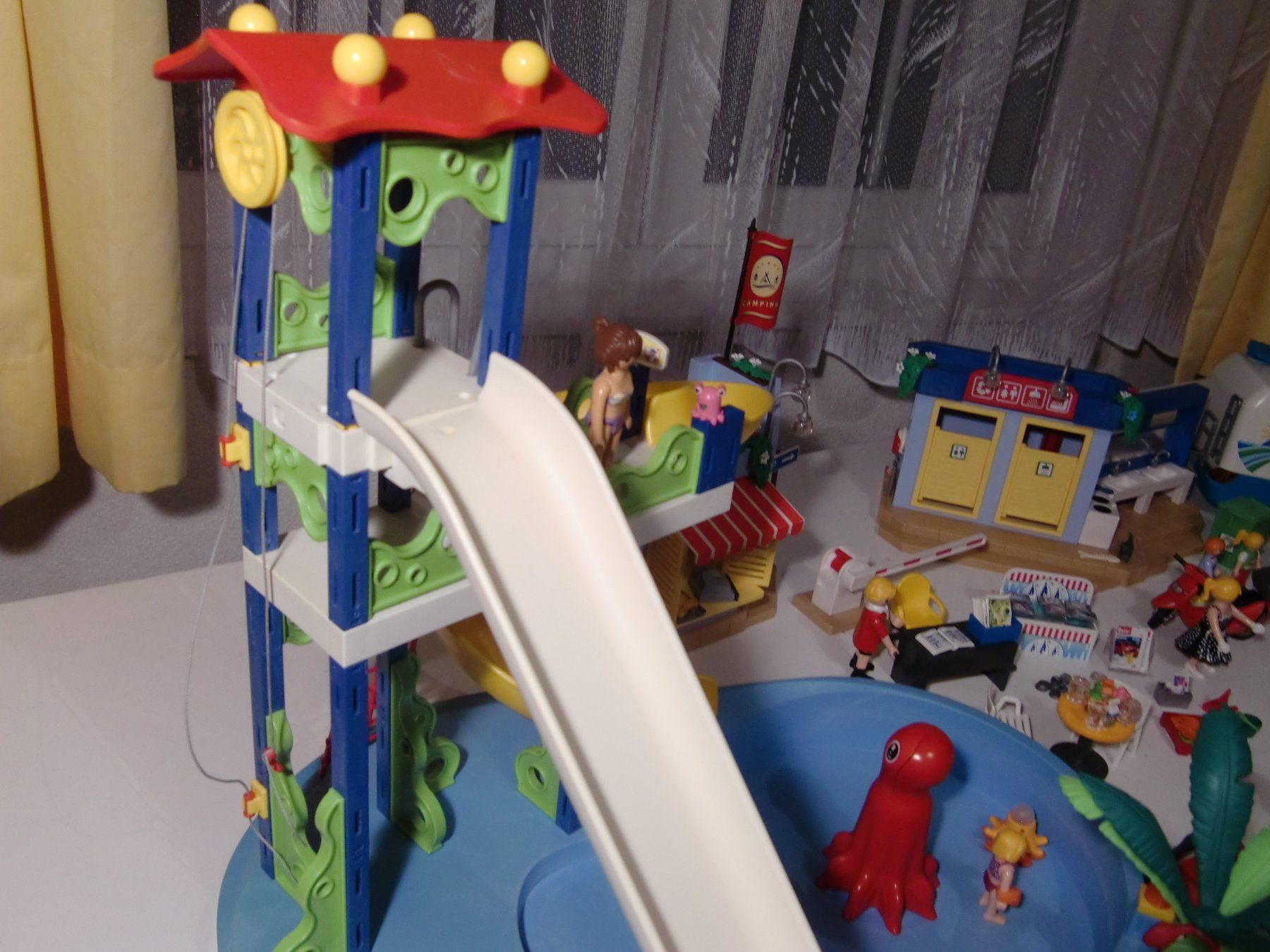 Playmobil Spielzeuge: Playmobil Campingplatz mit Camper + Rutsche - extra gross – Gebraucht aus Arbon von 200sterne 9