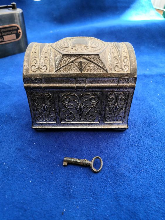 altes-metall-spar-buechse-mit-schluessel-gebraucht-in-gipf-oberfrick