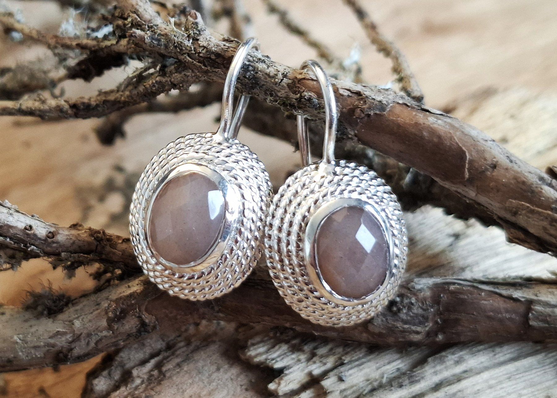 Orecchini pendenti & Orecchini a lobo: NORA - Silberohrringe - Chocolat Mondstein - hellbraun – Nuovo e nell'imballaggio originale da Mühlethal venduto da nicita-modeschmuck
