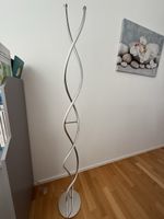 Stilvolle Stehlampe mit Fussschalter
