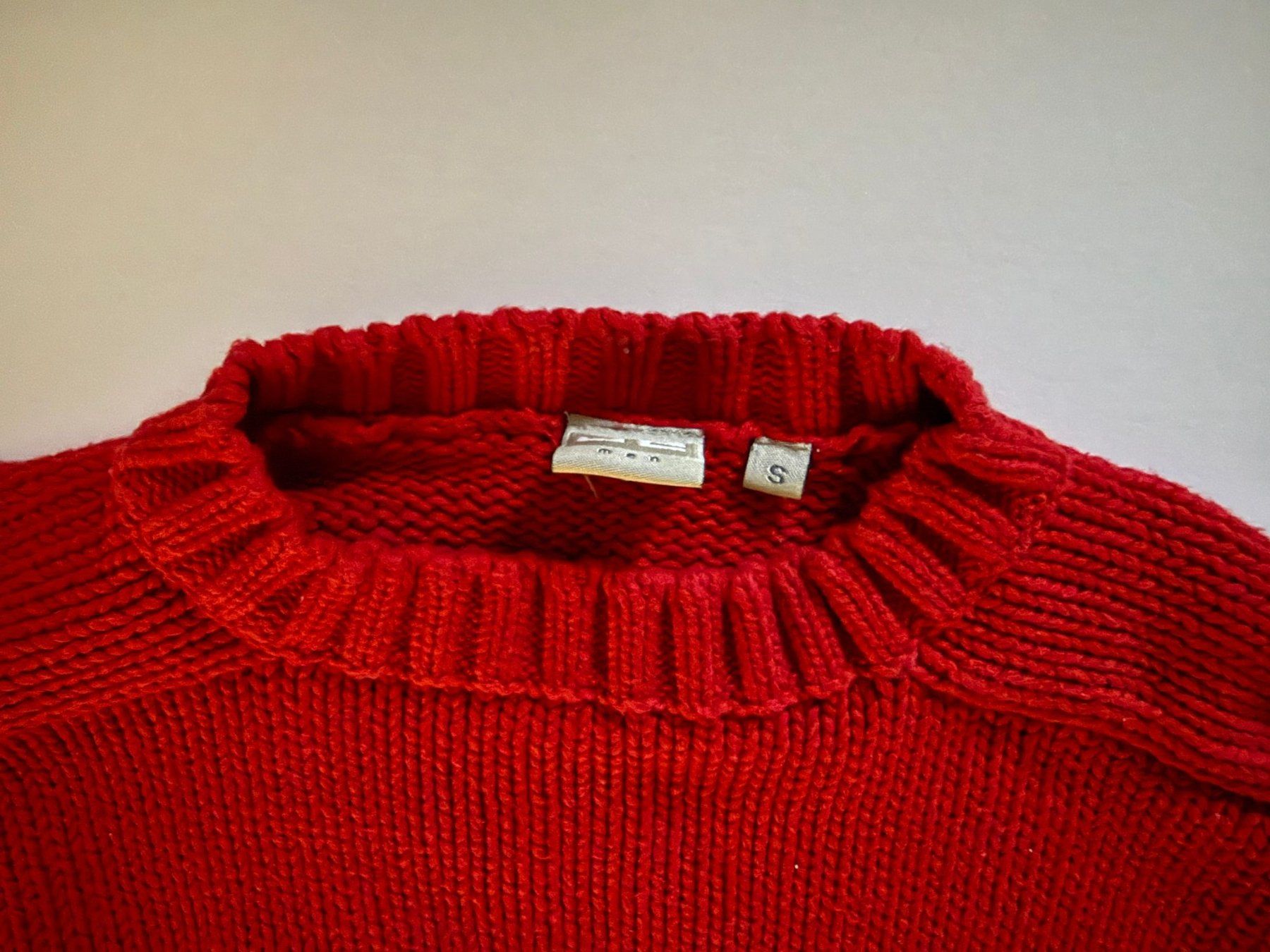 H&M Maglioni & Felpe: Pullover rot Schweizerkreuz Grösse S neuwertig – Usato da Schwyz venduto da Aasterix 2