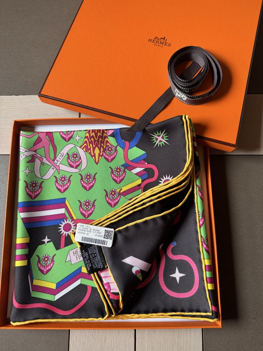 Hermès Foulard & Sciarpe: Hermès carré neuf Source de Pégase  – Nuovo e nell'imballaggio originale da Genève venduto da Allisgood 1