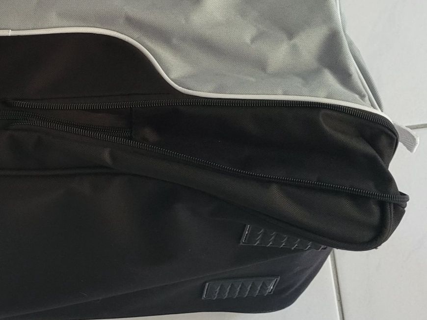 Borse: Sport- oder Reisetasche grau schwarz (seitliches Schuhfach) – Usato da Eschlikon TG venduto da Hirzliblick 7