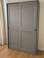 IKEA HAUGA Kleiderschrank mit Schiebetüren – Grau