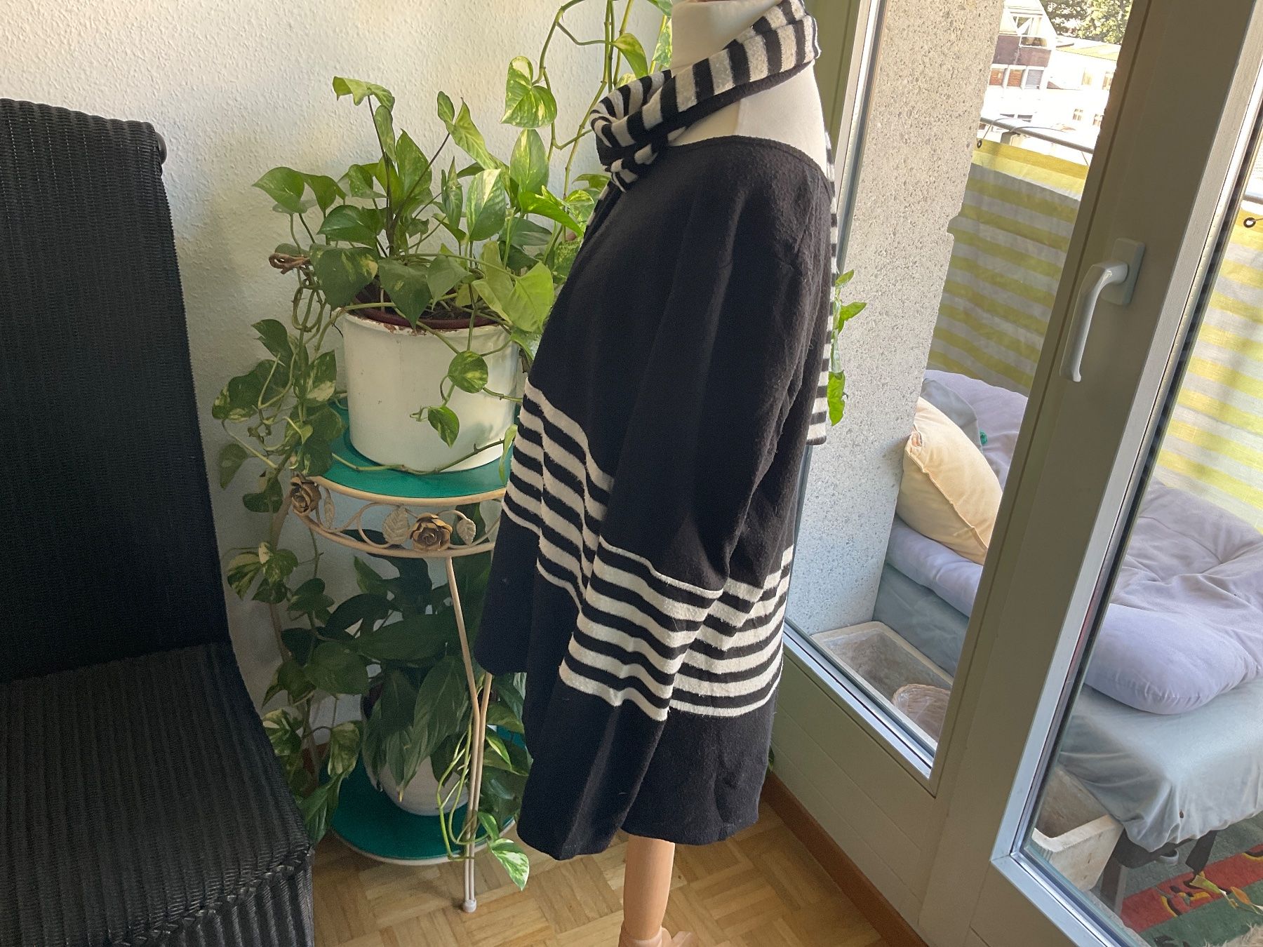 Maglioni & Felpe: Super Pull TARA VAO rayé noir et blanc avec écharpe assortie – Usato da Genève venduto da Mazelyne 1