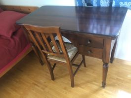 Schreibtisch aus Holz mit Stuhl