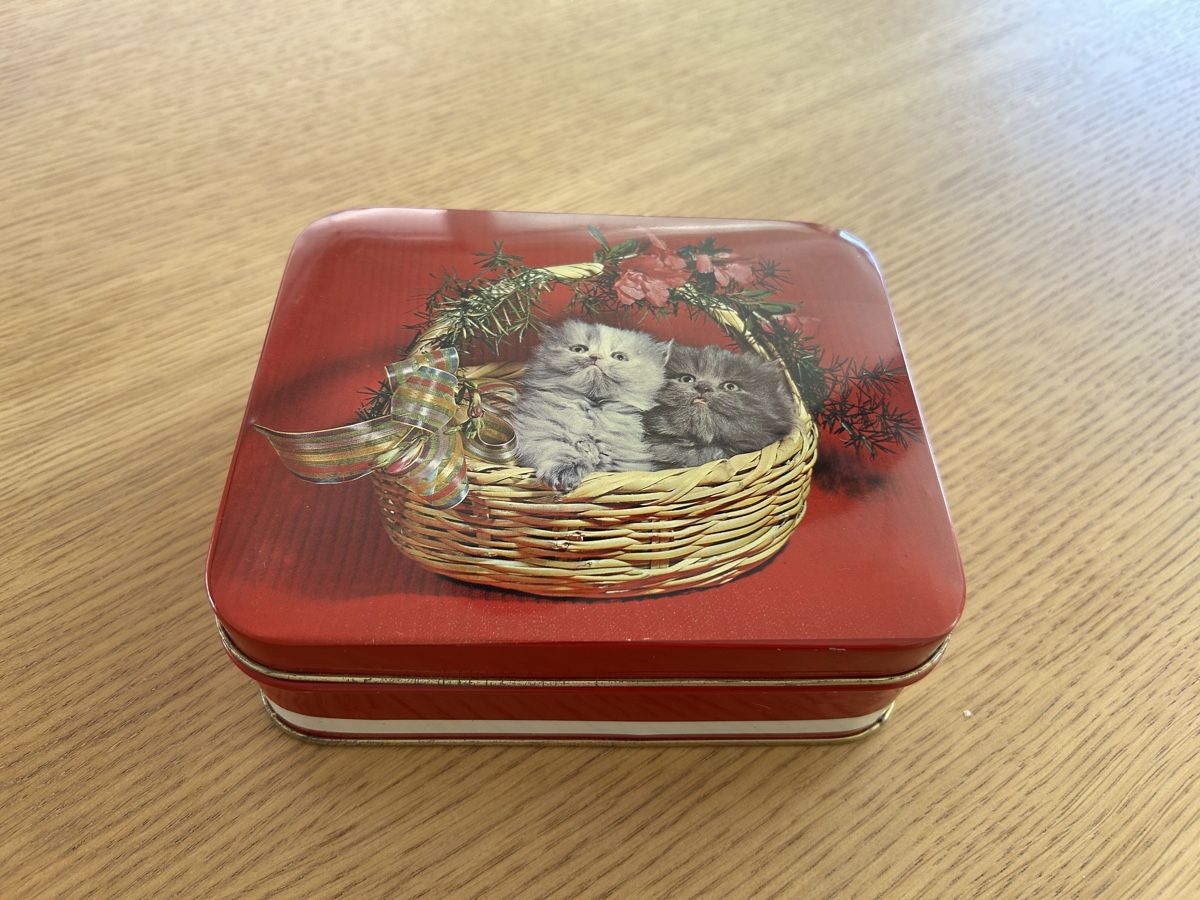 Tutte le decorazioni: Blechdose Gebäckdose Katzenkörbchen HUG AG Malters Retro – Usato da Luzern venduto da acapulco71