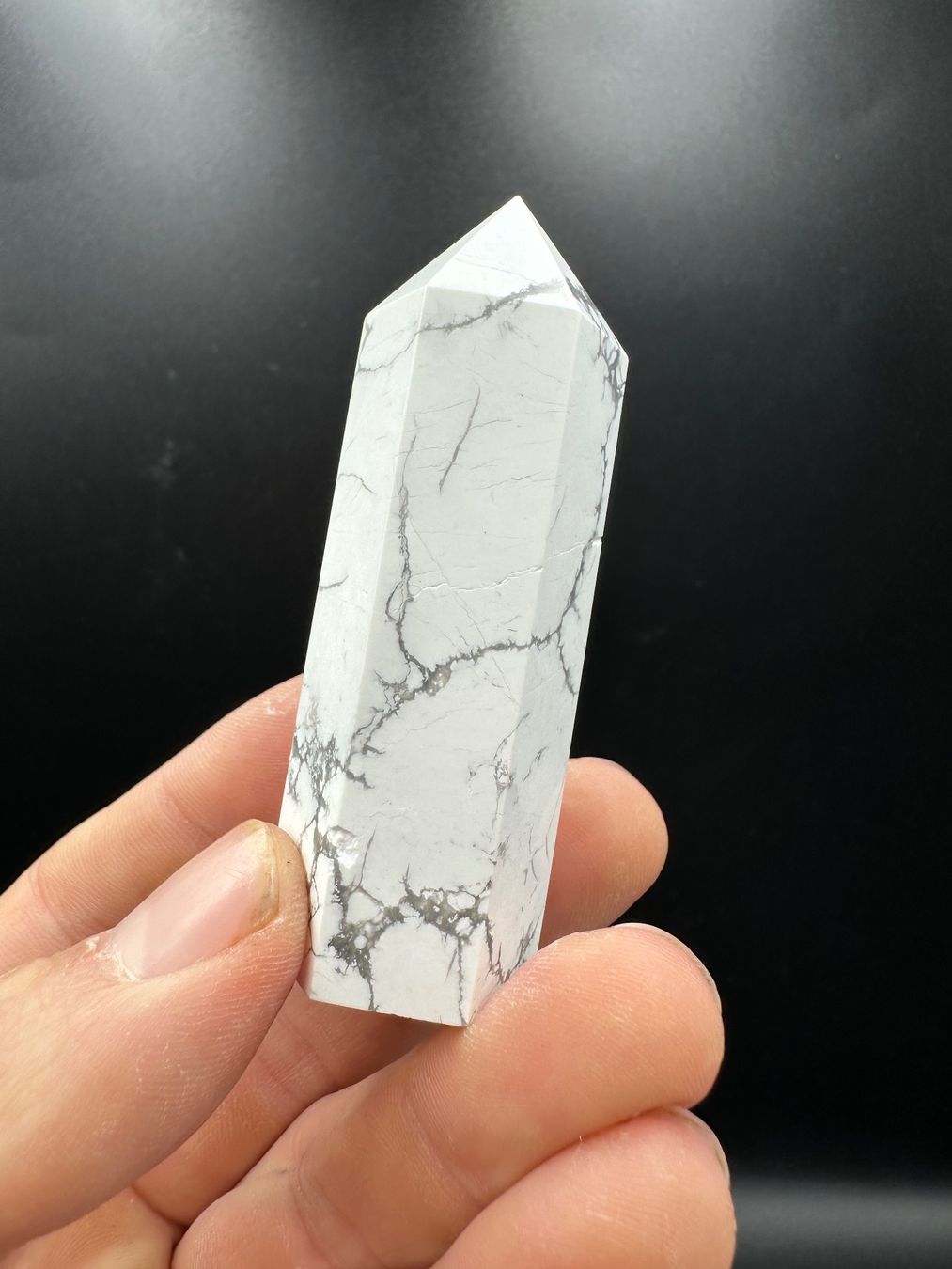 Minerali & Pietre curative: Weisser Howlith Obelisk, Spitze – Nuovo e nell'imballaggio originale da Männedorf venduto da Handschmeichler