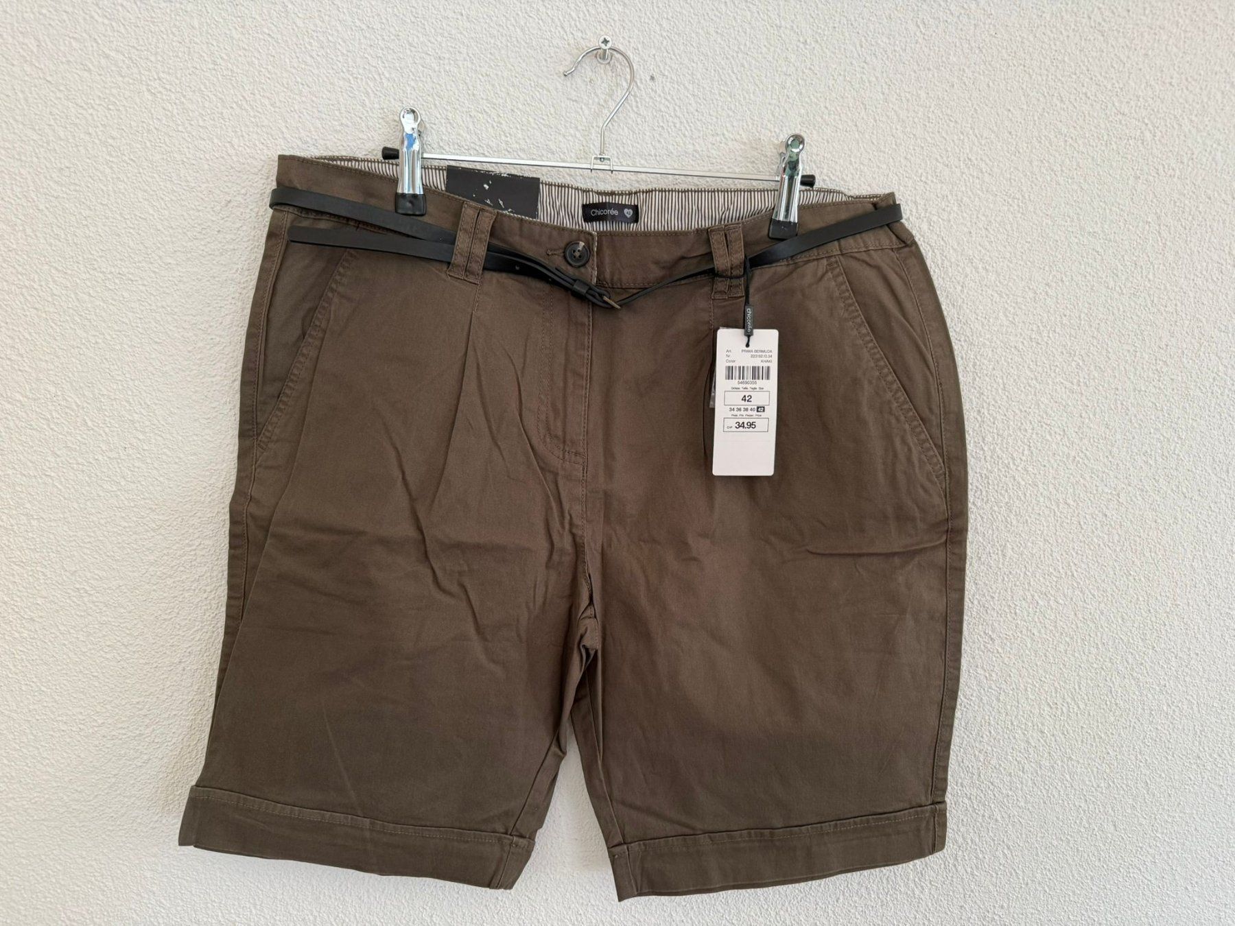 Pantaloni: Eine Damenshorts, Gr 42 – Nuovo e nell'imballaggio originale da Zweisimmen venduto da Mousie