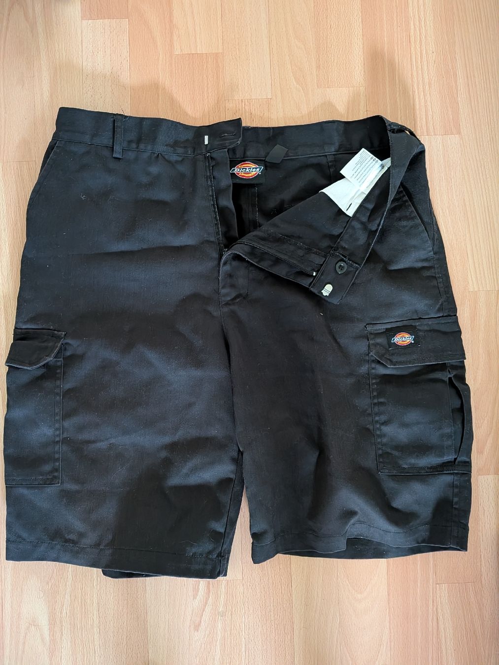 Pantaloni: Dickies Millerville cargo shorts. – Usato da Adliswil venduto da danfarrar