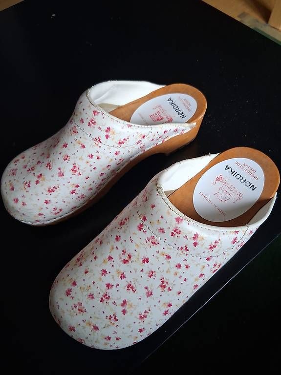 Scarpe per ragazze: Schwedische Clogs / Holzzoggeli – Usato da Schaffhausen venduto da Brundle68