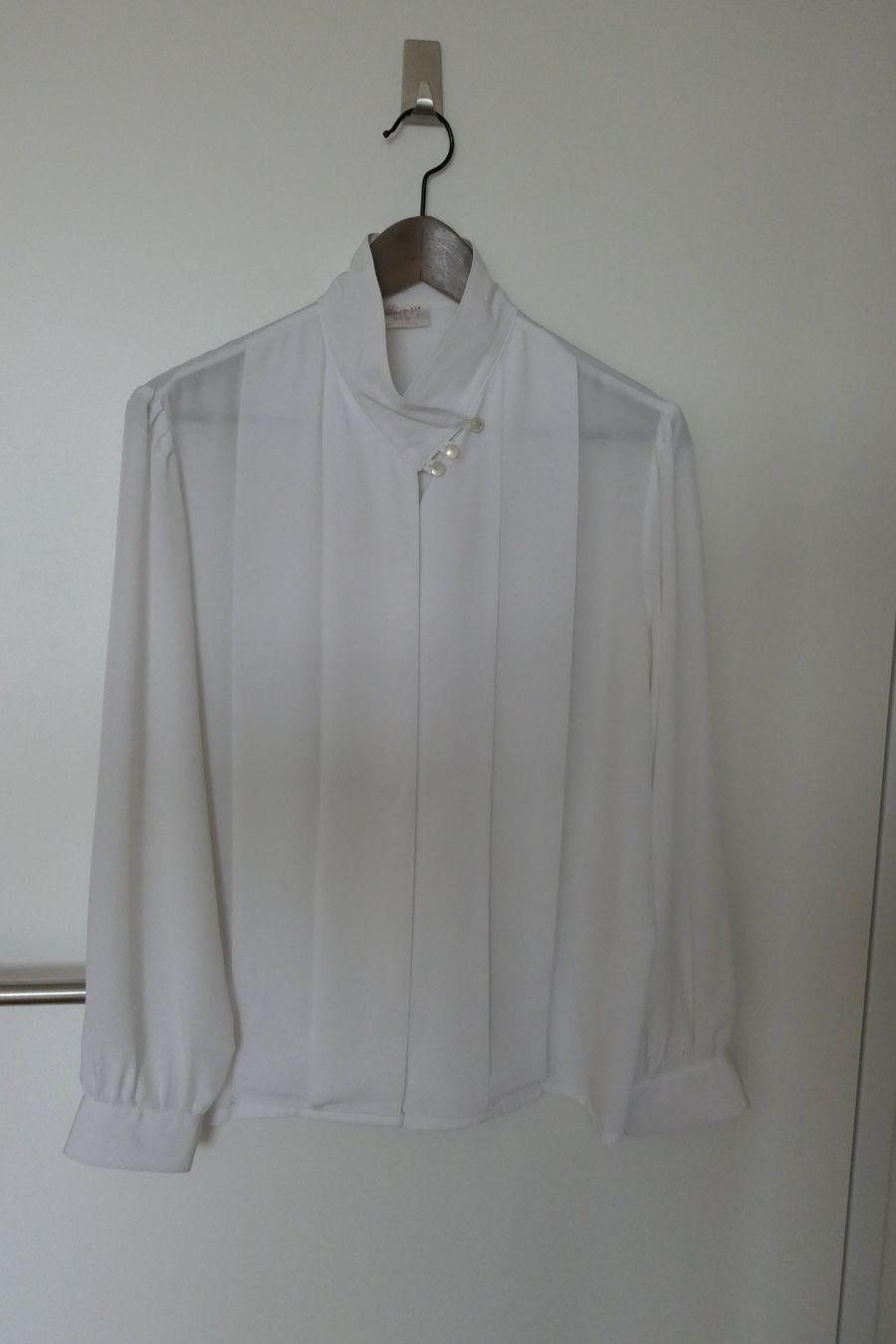 Blusen: Damen Bluse Weiss Grösse 38 mit Perlenknöpfen – Gebraucht aus ESCHENBACH SG von MAKULU04 3