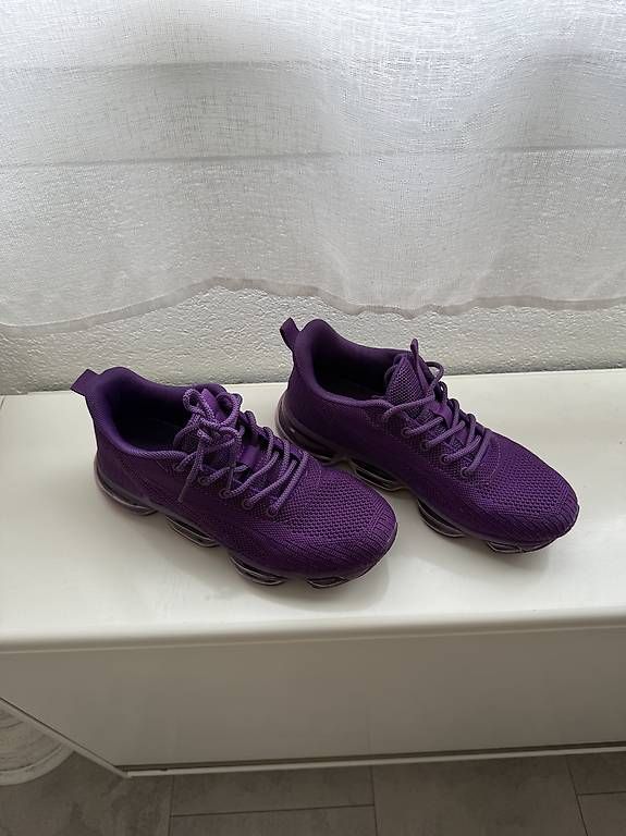 Scarpe da donna: violette turnschuhe – Usato da Adligenswil venduto da balboa5 2