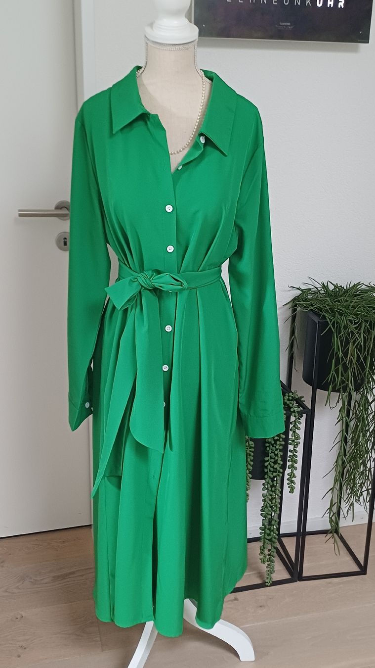 Kleider: Kleid grün, Langarm, mit Gürtel, Grösse M  – Gebraucht aus Arlesheim von savina01