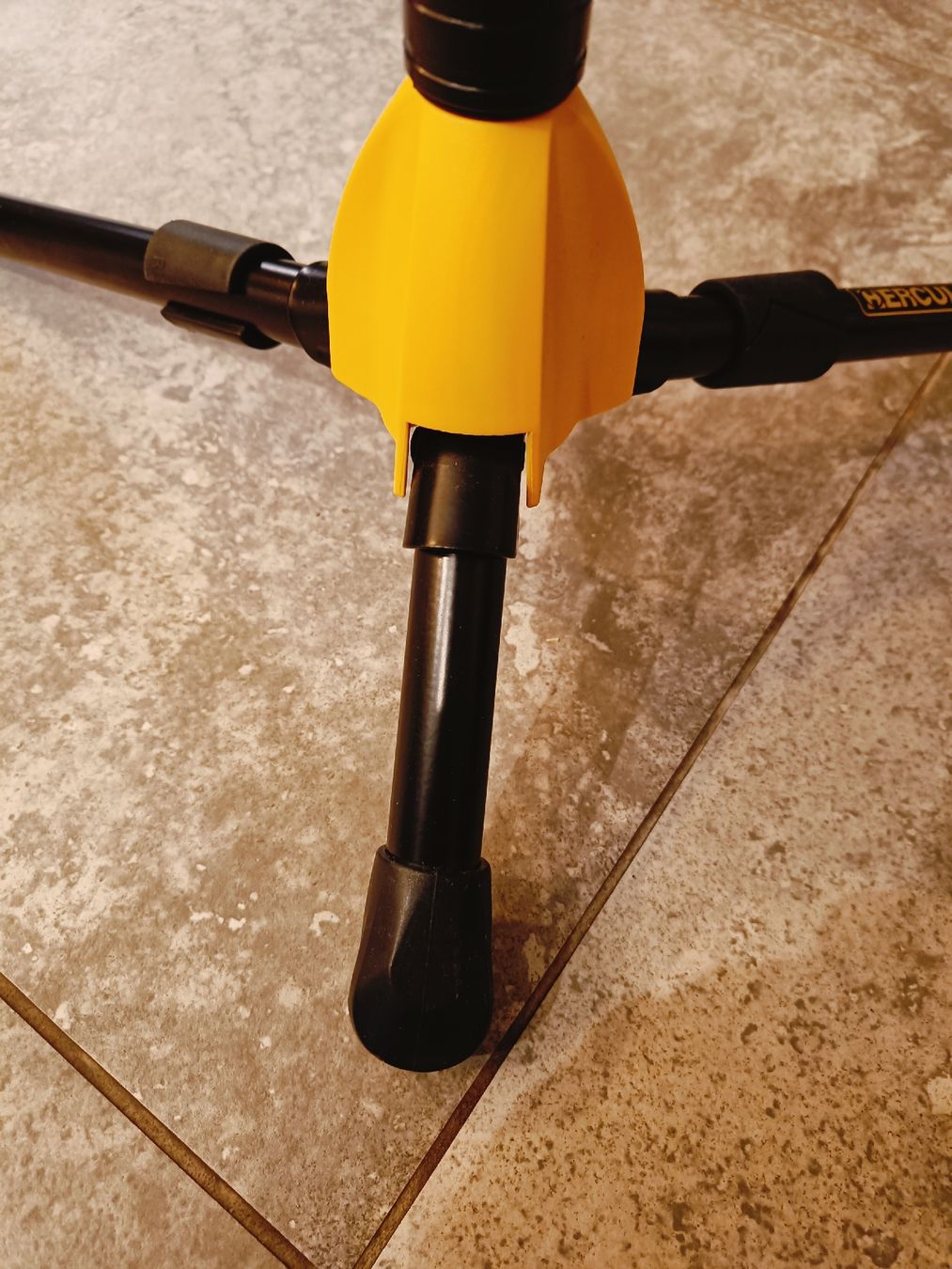 Hercules Supporti per strumenti musicali & leggii: Hercules Gitarrenständer Neuwertig – Nuovo (secondo la descrizione) da Zürich venduto da nin_6b6w 5