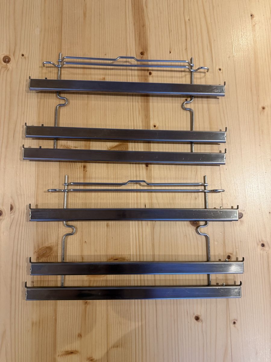 Supporti a parete: Vzug Auszugsschiene 32 cm – Usato da Täsch venduto da fra_877g