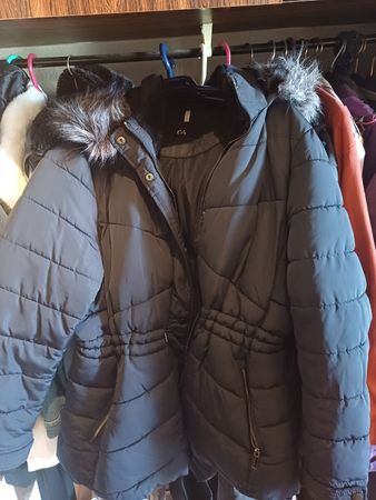 Damen Winterjacke C&A mit Kapuze schwarz Grösse 48