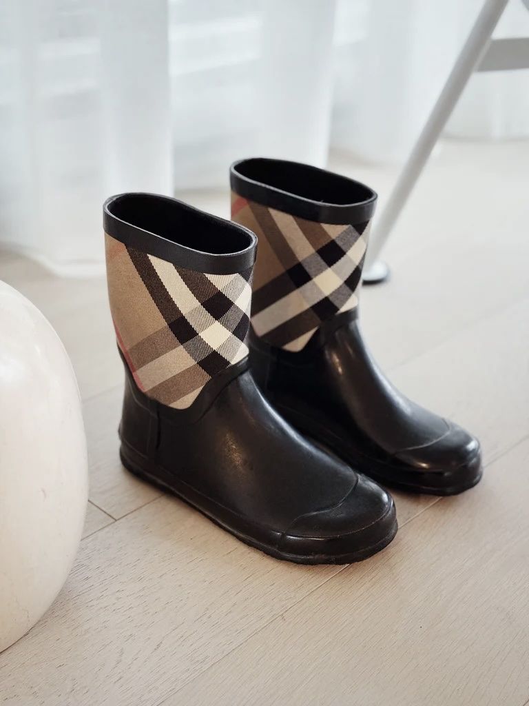 Burberry Scarpe per ragazze: Burberry House Check Panel Rain Boots fits 36-37 – Usato da Puidoux venduto da vendange 1