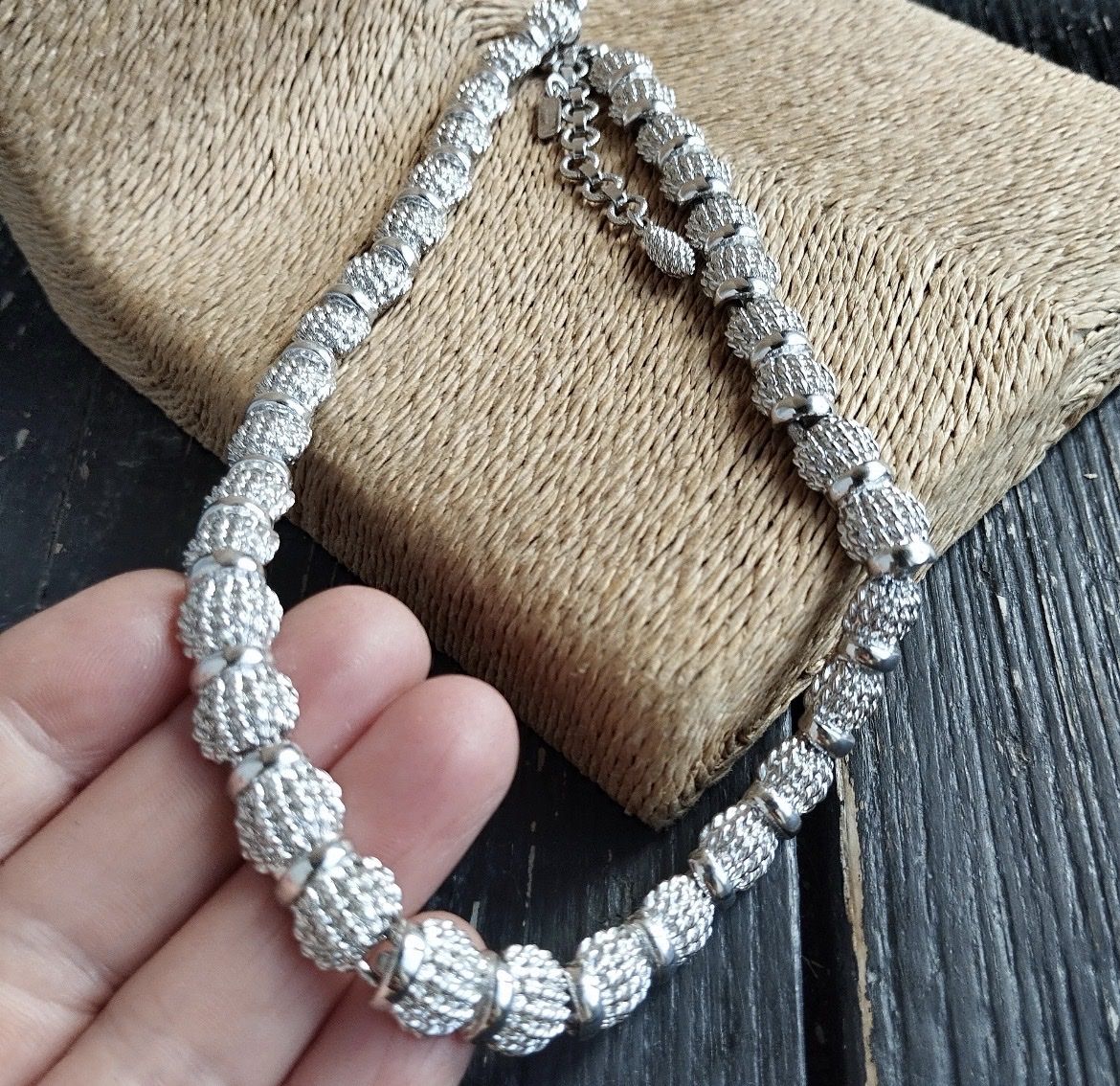 Catenine: Vintage Monet necklace in silver colour – Usato da Lucens venduto da metaD 8