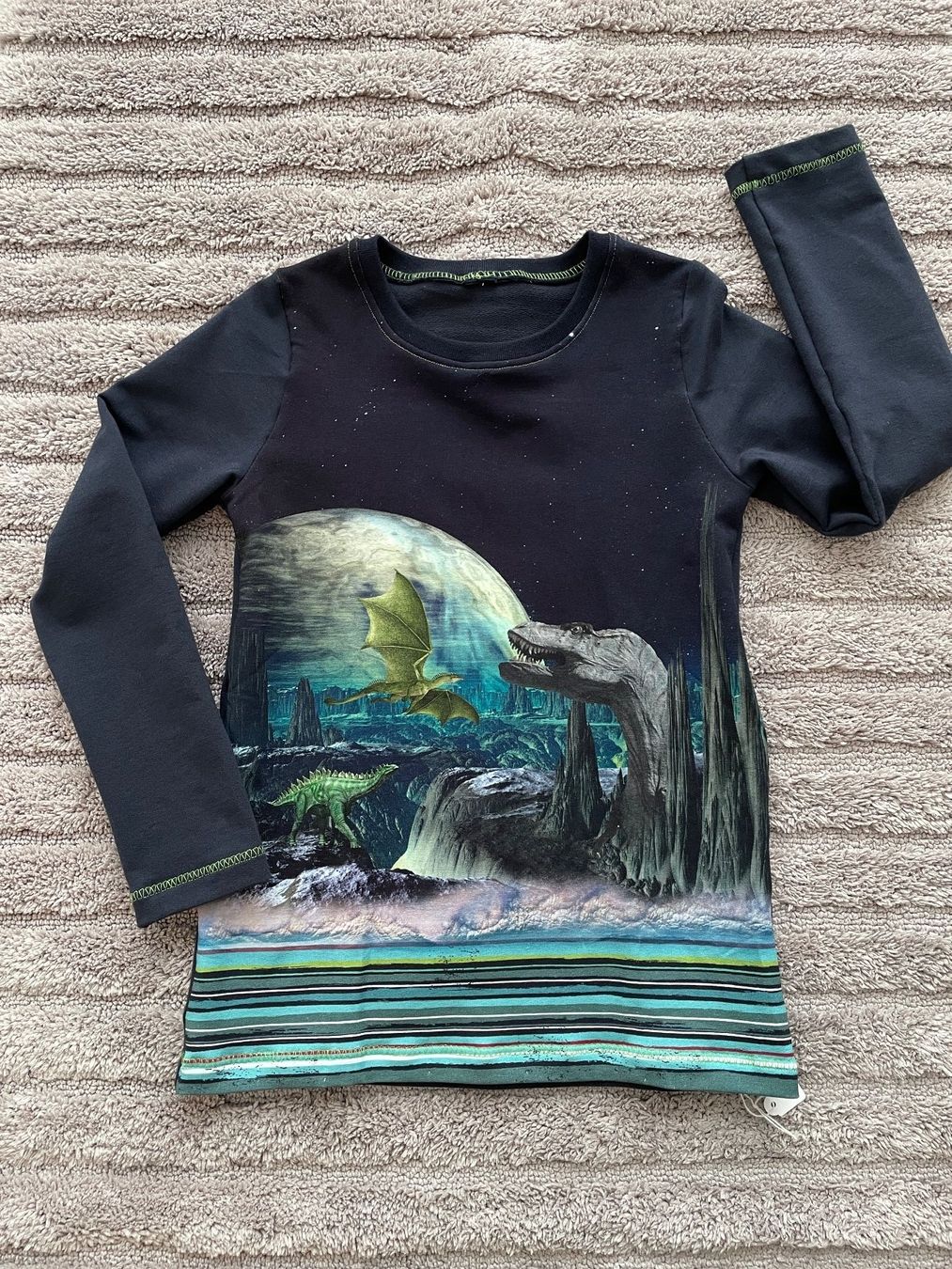 Maglioni & Felpe: Sweatshirt Dinosaurier Gr. 122 NEU – Nuovo e nell'imballaggio originale da Rietheim venduto da Nugger