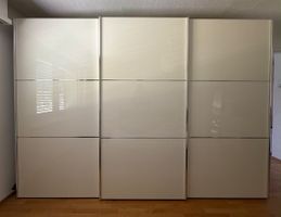 Grosser Schwebetürenschrank weiss glänzend
