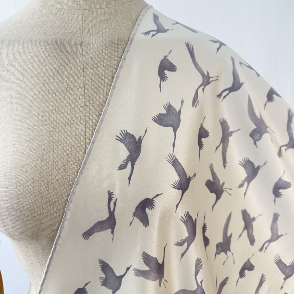 Fabric Frontline Foulard & Sciarpe: FABRIC FRONTLINE Silk Scarf – Nuovo (secondo la descrizione) da Emmen venduto da Avviivva_Com2023 1