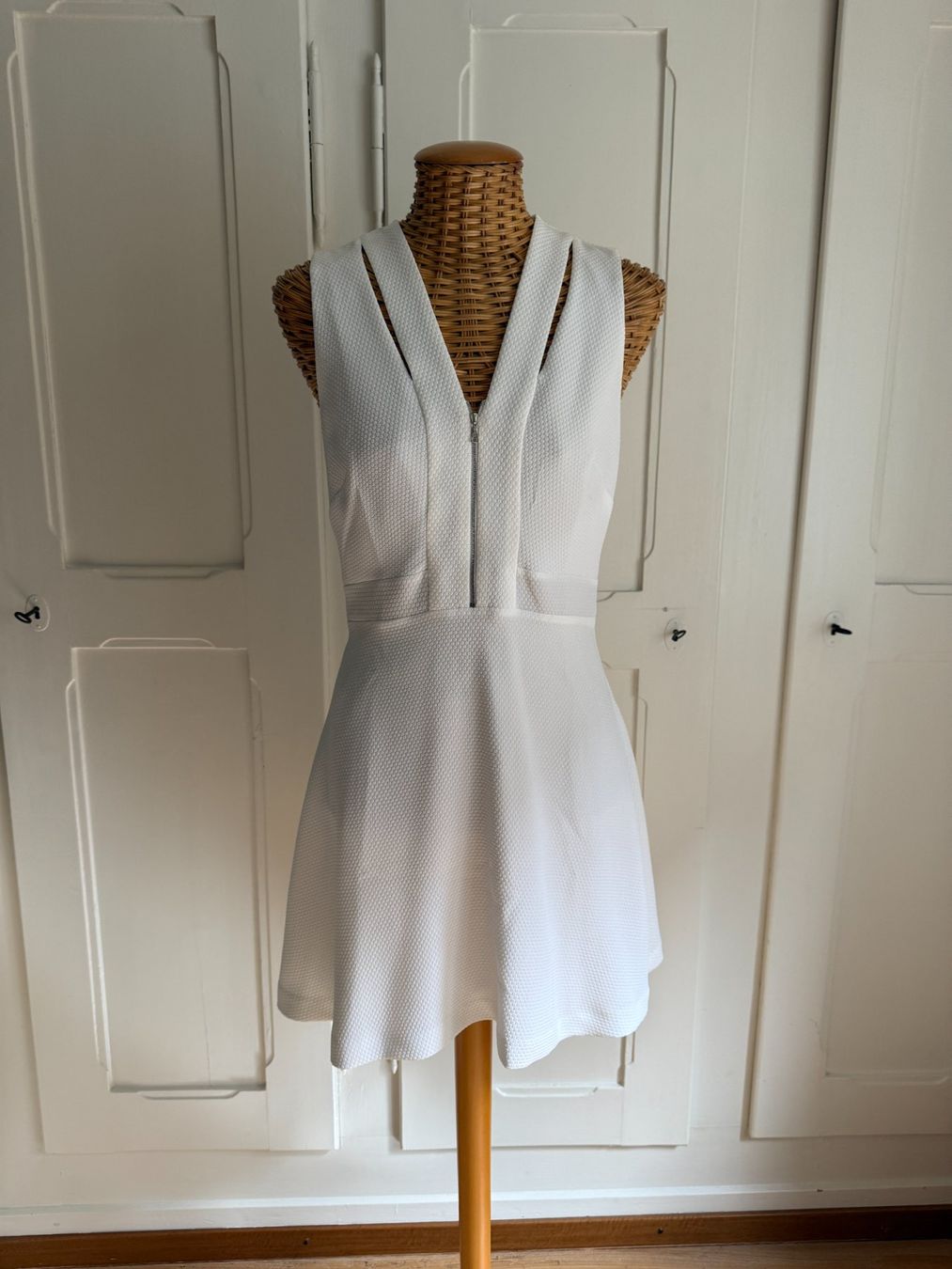 Sandro Vestiti: SANDRO - Kleid weiss elegant 38 – Usato da Zürich venduto da Diazaio