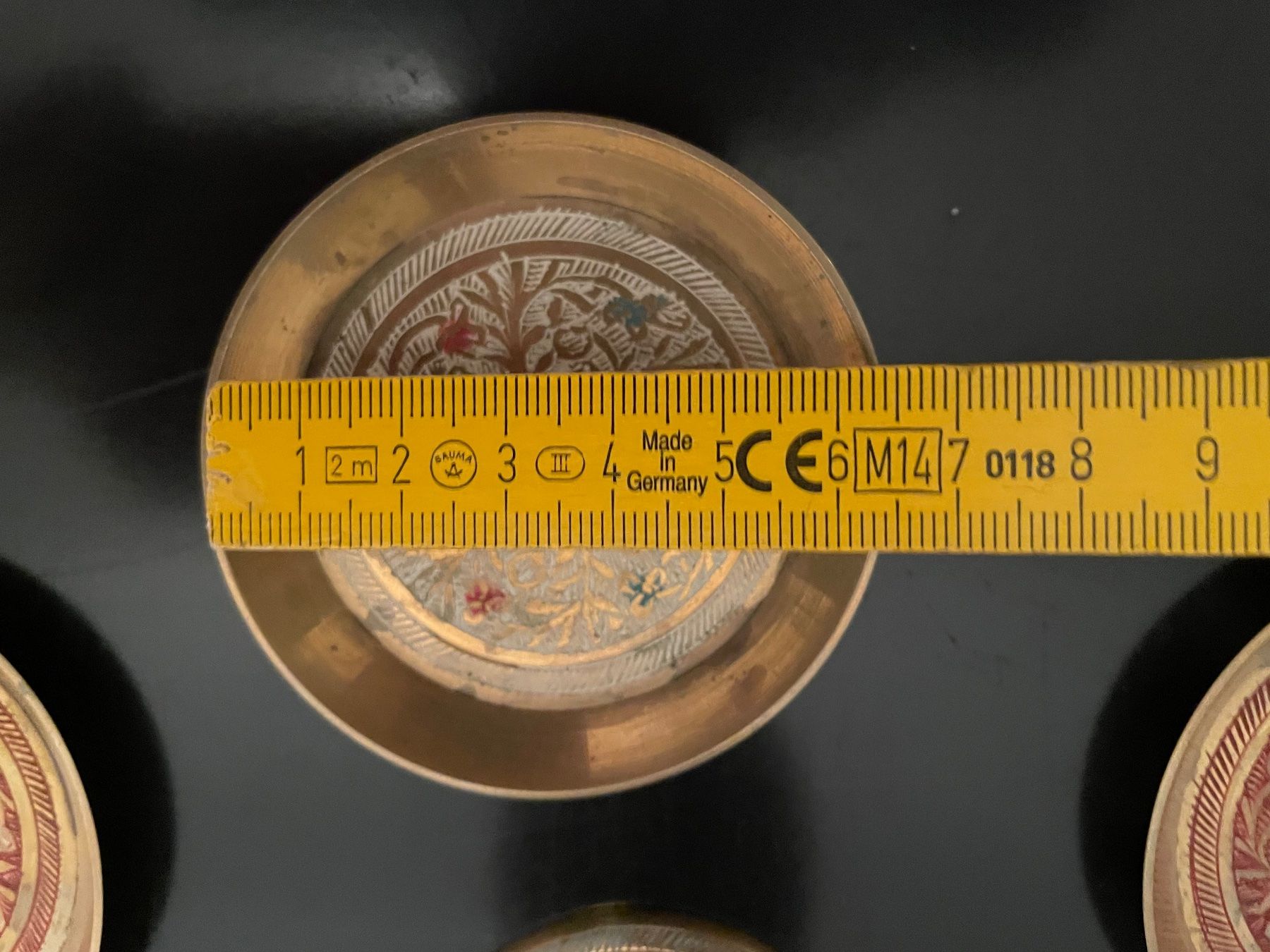 Vasi & Recipienti: Antike Messingvase mit 6 kleinen Tellern – Usato da Wilderswil venduto da Renaissance1 7